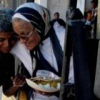La hermana Elsie con una de las enfermas psíquicas de las calles a las que alimenta y visita cada día