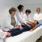 El reiki se ofrece incluso en hospitales, y por ello asociaciones de médicos y de pacientes pide que se prohíba