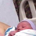 Alisha junto con su hijo, el día en que nació. A la derecha, el niño, ya un estudiante de secundaria.