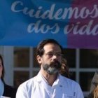 El doctor Rodríguez Lastra -con bata blanca- y todo su equipo del hospital se declaran a favor de las dos vidas