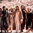 Pero yo os digo: amad a vuestros enemigos .