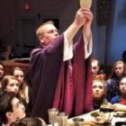 Misa y adoración con jóvenes de LifeTeen en una parroquia de EEUU