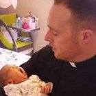 David sostiene al bebé al que rescató del abortorio