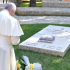 El Papa reza ante la tumba del Siervo de Dios Tonino Bello, obispo de Malfetta