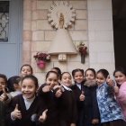 Alumnas cristianas y musulmanas juntas delante de la imagen del Pilar presente en el patio del colegio / Javier Lozano