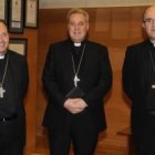 De izquierda a derecha, el obispo de Vitoria, el de Bilbao y el de San Sebastián