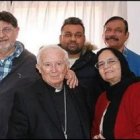 El cardenal Cañizares, con una familia de refugiados