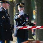 El capellán Matt Whitehead bendice bendice un ataúd en el cementerio nacional de Arlington, EEUU