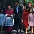 Doña Leonor, en su primer acto oficial como Princesa de Asturias, camina a la derecha de monseñor Sanz Montes camino de la Santa Cueva.