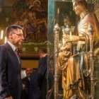 Josep Maria Bartomeu, presidente del FC Barcelona, ante la Virgen de la Merced, patrona de la ciudad
