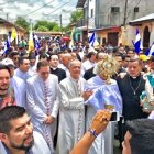 El cardenal Brenes, y el nuncio en Nicaragua, encabezaron esta marcha, junto con el Santísimo