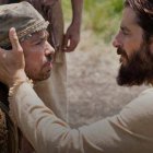 La escena de la curación del sordomudo de la Decápolis en 'The Chosen'.