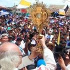 El cardenal Brenes, mostrando el Santísimo en Masaya, donde acudió para evitar una matanza por parte de los sandinistas