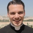 Sean Connolly no tiene todavía 30 años y hace apenas 3 que fue ordenado sacerdote