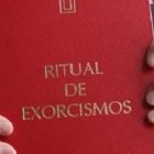 Una mujer que lleva cinco años siendo acompañada con un exorcismo pide que la Iglesia no les abandone