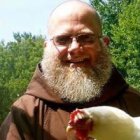 Ofrece dirección espiritual y se le pueden hacer peticiones por email