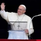 Francisco saluda durante el Ángelus del Día de San Juan Bautista