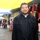 El padre Gabriel, en el barrio de La Merced de Ciudad de México, con una pastoral tienda a tienda