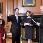 Brett Kavanaugh jura como miembro del Tribunal Supremo ante el juez al que sustituye, Anthony Kennedy, mientras su esposa Ashley sostiene la Biblia. Foto: AP.