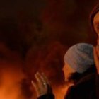 Una mujer reza el Rosario durante un episodio violento en el Maidán en Ucrania - esta oración quizá ha impedido una escalada de violencia