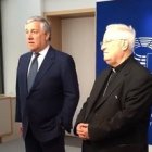 El presidente del Parlamento Europeo, Antonio Tajani, junto al cardenal Bassetti