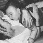 Alfie, en brazos de su madre una vez que los médicos le retiraron el soporte vital