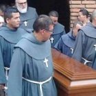 Franciscanos de la Cruz Blanca llevan el féretro del colombiano Diego Bedoya, asesinado en Venezuela en 2017