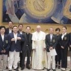 Francisco anunció a estos visitantes japoneses su plan de visitar el país en 2019