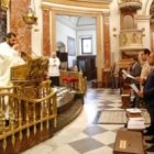 El sacerdote cantó el Padre Nuestro en arameo