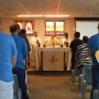 El arzobispo Miller de Vancouver celebrando misa en la cárcel en presencia de los reclusos