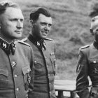 De izquierda a derecha: Richard Baer, Josef Mengele y Rudolf Höss, principales responsables del campo de Auschwitz