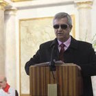 Ciego leyendo en misa