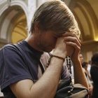 Los argentinos rezan para que caigan las murallas de la colonización ideológica