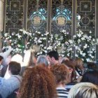 Cientos de vecinos de La Coruña acudieron muy enfadados este lunes al Ayuntamiento con claveles blancos