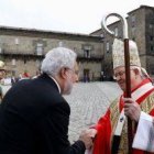 Julián Barrio, arzobispo de Santiago, saluda al Presidente del Parlamento gallego, oferente de la jornada