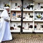 Los cementerios son el lugar para recordar nuestro pasado en quienes nos precedieron, nuestro futuro meditando en lo que nos espera, y nuestro presente con las Bienaventuranzas como guía para llegar al cielo, dijo Francisco en su homilía de Difuntos.