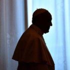 Con esta imagen del Papa en sombras ilustra VaticanNews el encuentro del Pontífice con los obispos norteamericanos