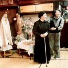 La religiosa Agnès Sasagawa, depositaria de los mensajes de la Virgen de Akita, junto con la imagen y la imagen peregrina de Fátima.