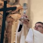 El padre Jorge Teulón en la misa por los autores y amigos de ReL fallecidos