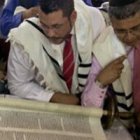 Judíos rezando en una sinagoga