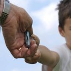 El libro ofrece consejos a los padres sobre el uso de teléfonos móviles por parte de los niños