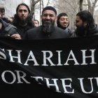 Un conocido líder islamista británico pidiendo la "Sharia" para Reino Unido en una manifestación en Londres
