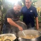 Fernando Albán, con polo azul, ayudando en las Ollas Solidarias de Cáritas, en septiembre de 2017