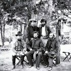 Capellanes de la Brigada Irlandesa. El padre Corby es el que está sentado, a la derecha, descubierto. Fuente: Wikimedia.