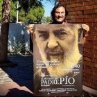 José María Zavala, director de «El misterio del Padre Pío», con la cartelería de la película, ya lista para el estreno del 23 de noviembre.