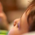 Los niños más pequeños no buscan la pornografía, pero la pornografía sí les busca a ellos. Para los adolescentes, es poner en sus manos un incontrolable portal de acceso a lo más depravado que pueda encontrarse on line.