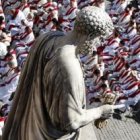 La imagen de San Pedro sobre los numerosos sacerdotes que han acudido con los nuevos cardenales a Roma