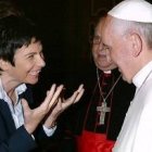Chiara Amirante habla con el Papa Francisco en uno de los encuentros que han mantenido estos años