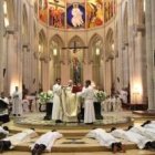 Ordenación de diáconos en la catedral de la Almudena en Madrid - es una de las diócesis más pobladas y activas de España