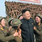 Milicianas norcoreanas emocionadísimas con el líder Kim Jong-un - el culto al líder es la religión oficial y única del país